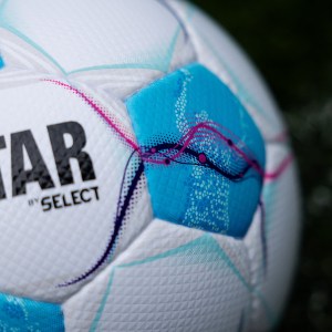88279-102011_weiss-blau-pink_bundesliga_brillant_aps_v24_9_600x600-1716557666